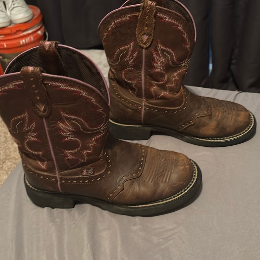 Women’s Justin’s boots size 8